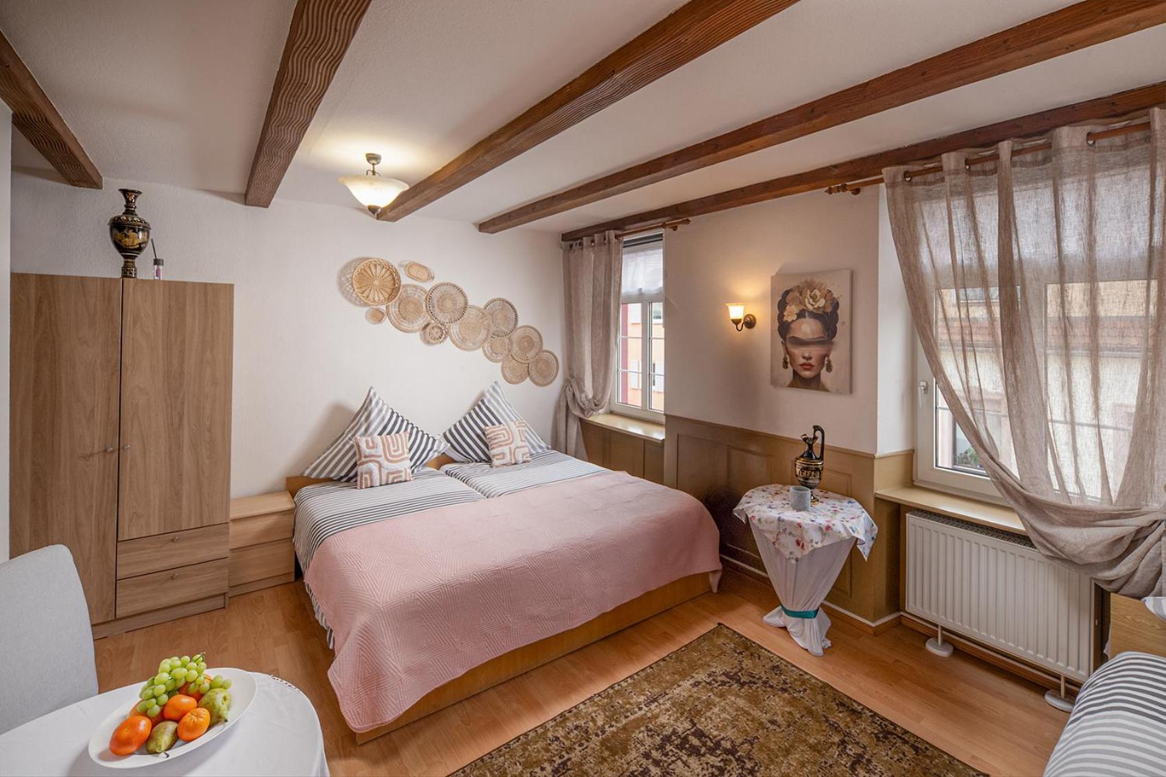 Großes Doppel-/Zweibettzimmer